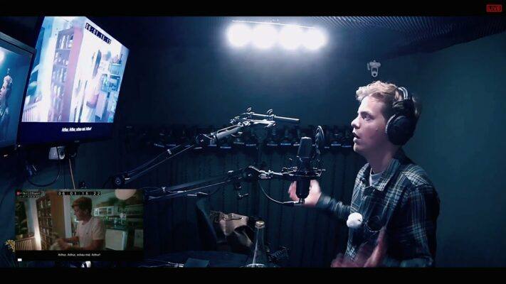 Schauspieler bei ADR‑Synchronaufnahme im Tonstudio in München – SOUNDSTARSTUDIOS mit Richtmikrofonen, Kopfhörer und Video‑Referenzmonitor