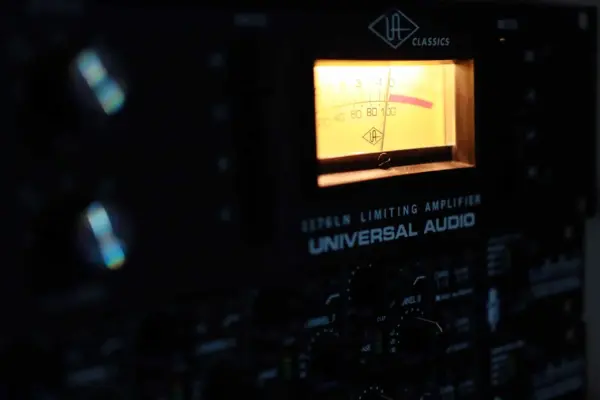 Record LP / VHS / Tape digitize 3 Universal Audio 1176 limiting amplifier with illuminated VU meter used at SOUNDSTARSTUDIOS Recording Studio Munich for professional dynamic processing