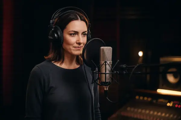 E-Learning 1 Professionelle Sprecherin im Tonstudio für E-Learning Sprachaufnahmen bei SOUNDSTARSTUDIOS München; Fokus auf klare Artikulation und hochwertige Lerninhalte.